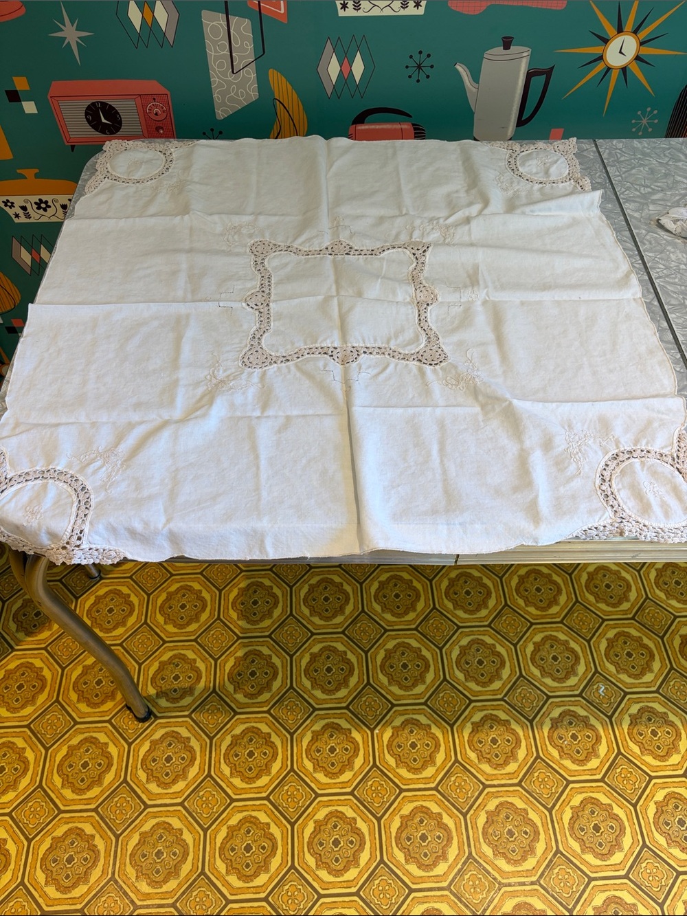 31” square vintage White Lace-Trim Linen Tablecloth crochet, embroidered